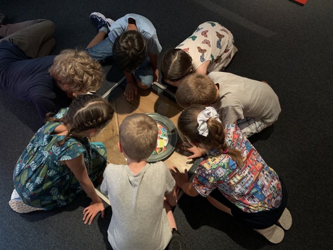 Explore le musée autrement