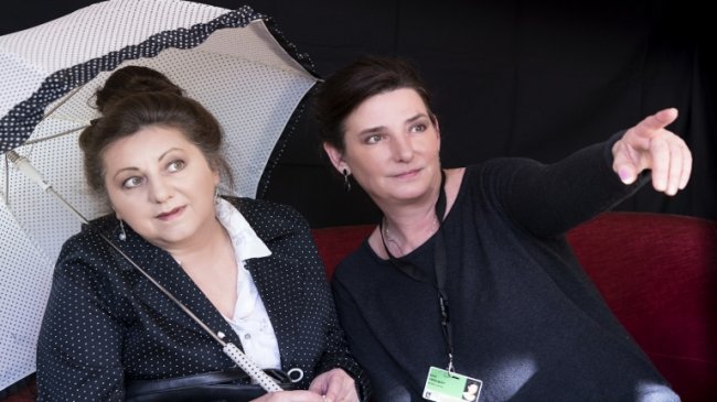 Femme sauvée par un tableau