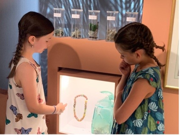 Une visite à la lampe de poche menée par les guides en herbe du musée et des contes