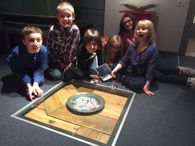 Découverte du musée et d'objets par des jeunes guides en herbe