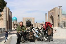 Archéologie en un tour du monde / Voyage autour du monde en 4D / en quatre dimensions